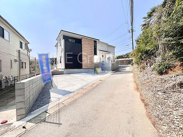 ~Exterior~ 前面道路は閑静な住宅地をはしる車通りの少ない道路。駐車の出し入れもらくらくです!ご不明点・現地見学のご希望は、お気軽にお問い合わせください!
