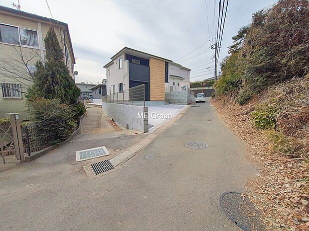 ~Exterior~ 前面道路:北 3.82m 公道 前面道路は閑静な住宅地をはしる車通りの少ない道路。駐車の出し入れもらくらくです!ご不明点・現地見学のご希望は、お気軽にお問い合わせください!