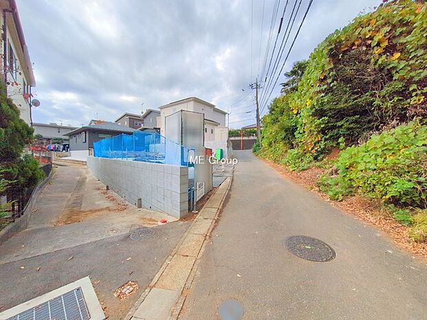 〜Exterior〜 前面道路:北 3.82m 公道 前面道路は閑静な住宅地をはしる車通りの少ない道路。駐車の出し入れもらくらくです!ご不明点・現地見学のご希望は、お気軽にお問い合わせください!