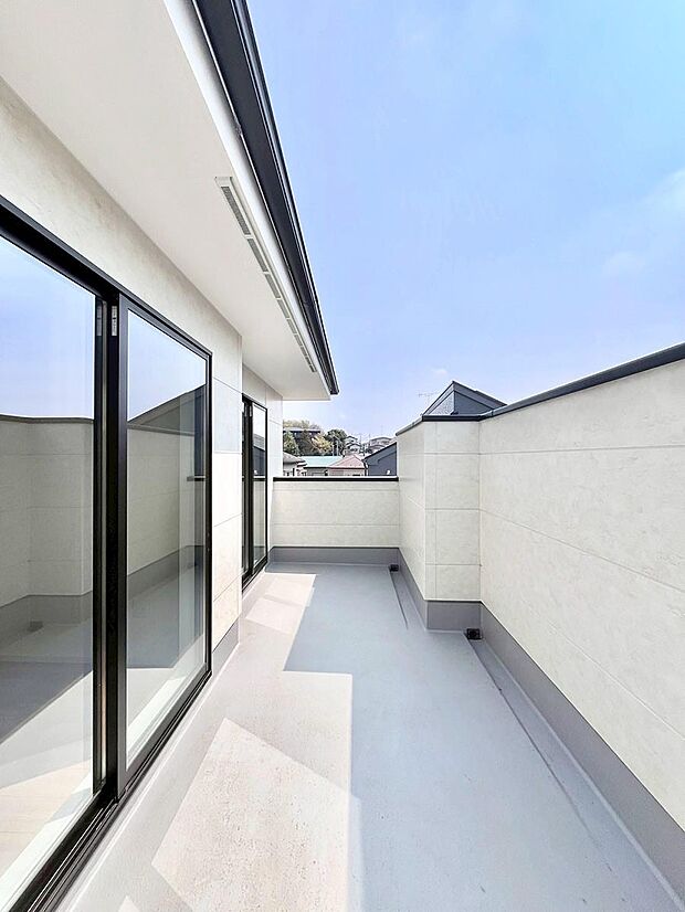 ~Balcony~ バルコニーは温かい陽がさしこみ、お布団や洗濯物を気持ちよく干すことができます。 使いやすく開放的なバルコニーです♪陽ざしがたっぷり降り注ぐ、バルコニー付き住まい。