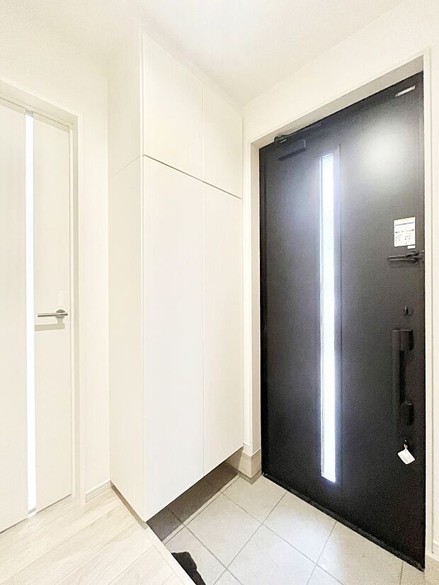 ガラススリットの入った玄関ドアが室内に光を届けてくれます