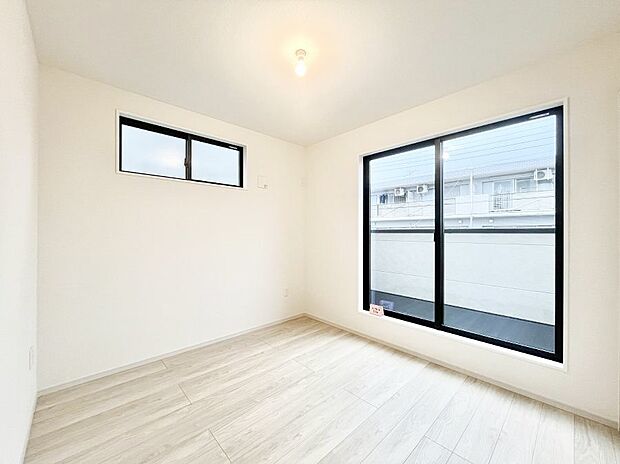 バルコニーが開放感をプラスしてくれる洋室