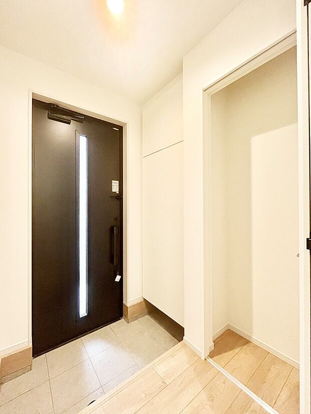 ◆1号棟◆〜Entrance〜　玄関は家の顔といわれますが我が家のセンスをさりげなく感じさせる魅力ある玄関造りも楽しみの一つ。帰宅する度に家族がほっとできる心地よい空間造りも大切ですね♪