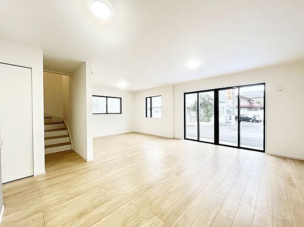 ◆1号棟◆〜Living〜 リビングに階段のある間取りです♪家族のコミュニケーションがスムーズに取れますね♪ゆとりある暮らしと心地よい住環境が紡ぐ贅沢な時間をご家族みんなでお過ごし下さい。