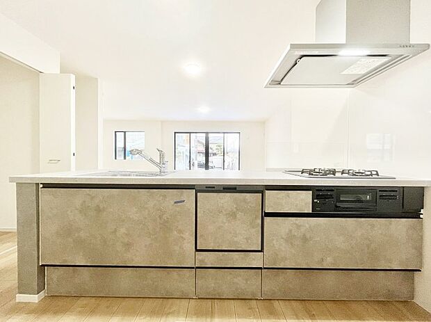 ◆1号棟◆〜Kitchen〜　会話が弾むリビング、料理が愉しくなるキッチン。家は、ただ生活する場ではなく、暮らしを愉しく、快適にする場所。笑顔の毎日、安らぎの日々のために、最新の設備・仕様を採用。