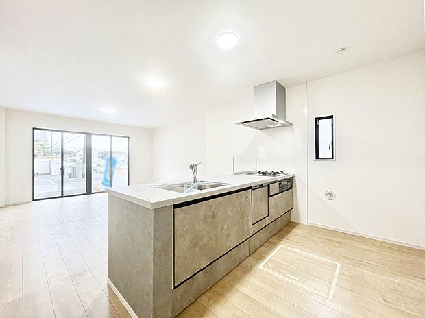 ◆1号棟◆〜Kitchen〜 自然光が入る窓のあるキッチン☆毎日使う場所だからこそ、使い勝手を考慮しました。ゆったりとしたキッチンコーナーは質感豊かな仕上がりとなっております。