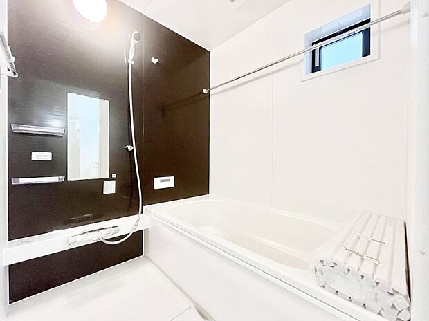 ◆1号棟◆〜Bath Room〜　窓付きのバスルームは、採光もあり明るく気持ちの良い空間です。窓があることで、換気環境も良好。ゆったり寛げるバスルームで、毎日のバスタイムが楽しみになりそうです。