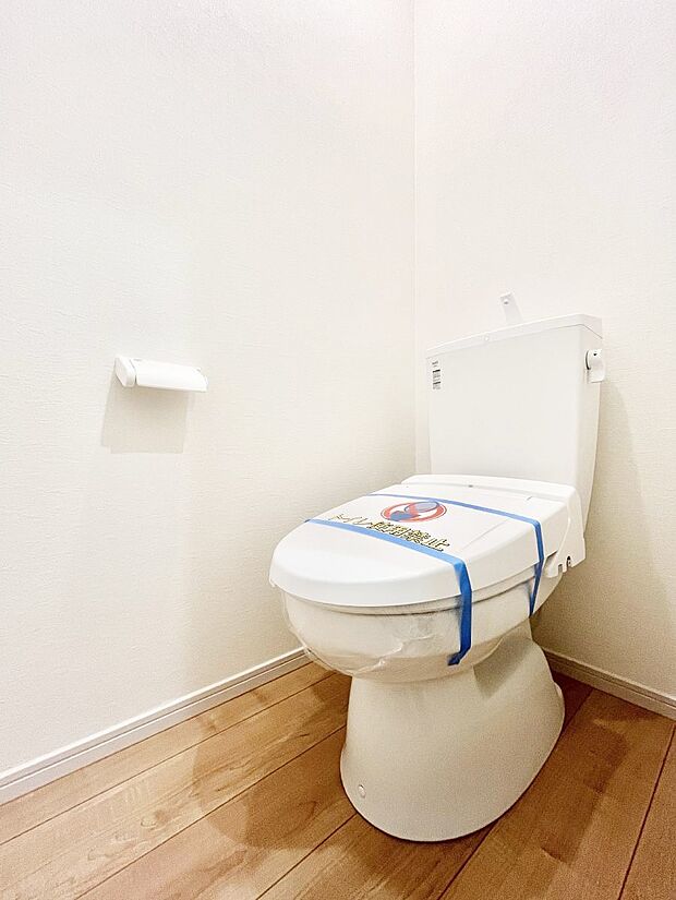 ◆1号棟◆〜Toilet〜 清潔感のある水回り♪トイレはウォシュレット付きです◎トイレは毎日使わざるを得ないもの。いつも清潔を保ちたいですね。トイレが2ヶ所あるので朝の混雑時に便利です!