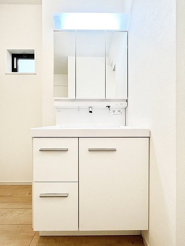 ◆1号棟◆〜Dressing Room〜 暗くなりがちな洗面所も窓があると採光と換気が可能なので気持ちよくお使い頂けます。三面鏡タイプの洗面台は鏡裏収納で散らかりがちな洗面所もスッキリ♪