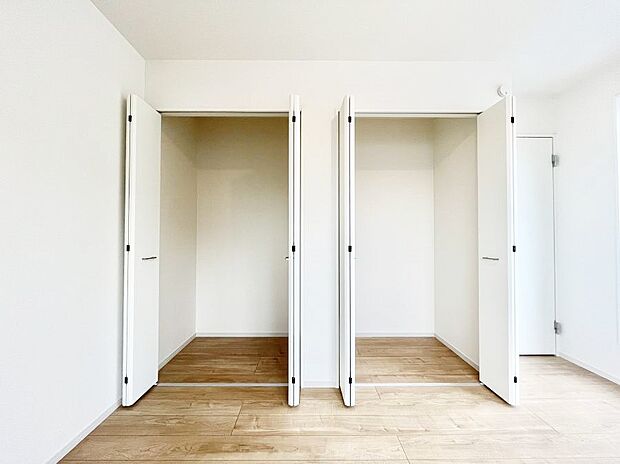 ◆1号棟◆〜Closet〜 壁面クローゼットがあればタンスを置く必要がなく、出っ張りのないスッキリ空間を維持できます。限られたスペースを有効に活用できそう。衣類や趣味の品などたっぷり収納出来ますね♪