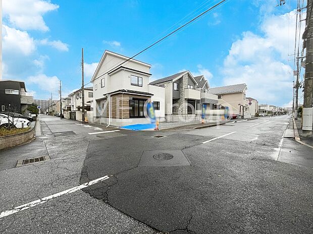 〜Exterior〜　前面道路：西 8.9m 公道、北 6m 公道　低層の一戸建てを中心とした街並みが整然と続き、周辺は高い建物が建っていないので、緑の多い閑静な趣を感じる環境です。