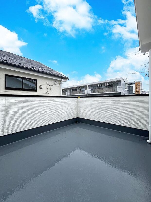 ◆1号棟◆〜Balcony〜  大きな空に囲まれた気持ちのいい家。  バルコニーを覗くだけで圧倒的な開放感に包まれます。  バルコニーは陽がさしこみお布団や洗濯物を気持ちよく干すことができます。