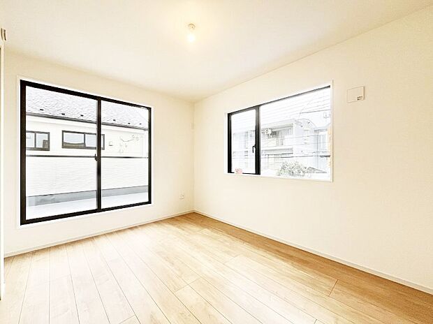 ◆1号棟◆〜Bed Room〜　2面採光を確保した明るい室内は、風通しも良く、大変居心地の良い空間となっております。爽やかな風を感じて起きる朝は、快適生活の始まりに！日当たりや通風がとても良い住まい♪