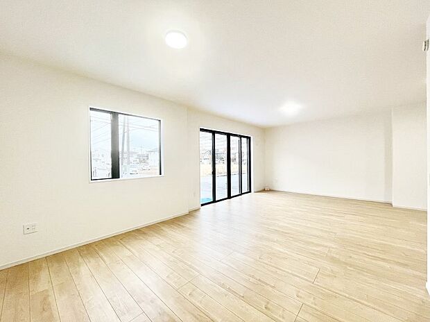 ◆1号棟◆〜Living〜　飽きの来ないシンプルでおしゃれなLDK。大きな窓から日差しが差し込むので室内も明るく、家族の憩いの場としてピッタリです。開放感と日当たりの良さを是非ご覧ください！