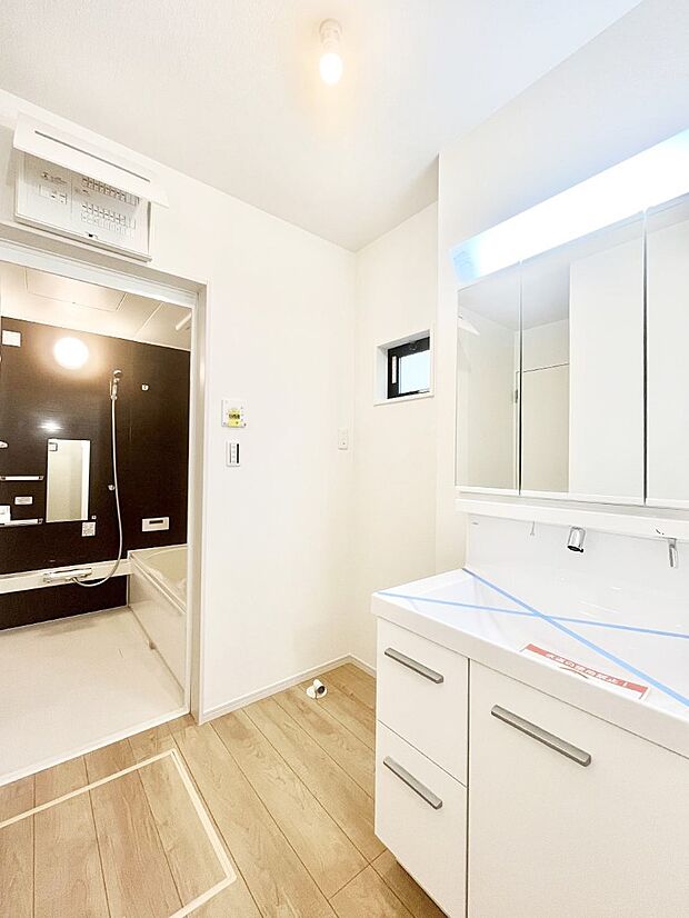 ◆1号棟◆〜Dressing Room〜　明るく清潔感溢れるパウダールーム。毎日使う場所だからこそ、快適な空間となっております。シャンプードレッサーを採用しておりますので、朝シャンも手軽に出来ます。