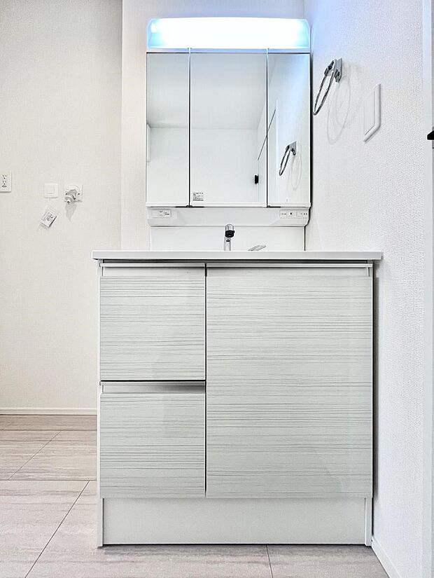 大きく見やすい三面鏡で清潔感ある洗面台は、身だしなみチェックや肌のお手入れにおすすめです。 