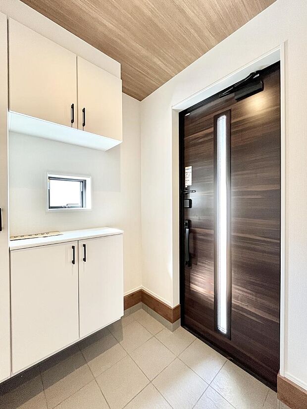 ◆1号棟◆〜Entrance〜　家の中でお客様を迎える最初の場所である玄関は、家の印象そのものです！豊富な玄関収納で、常に綺麗に保つことが出来ます♪玄関にはたっぷり収納の下駄箱を完備！