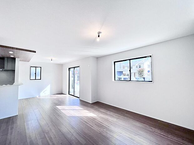 ◆1号棟◆〜Living〜　飽きの来ないシンプルでおしゃれなLDK。大きな窓から日差しが差し込むので室内も明るく、家族の憩いの場としてピッタリです。開放感と日当たりの良さを是非ご覧ください！