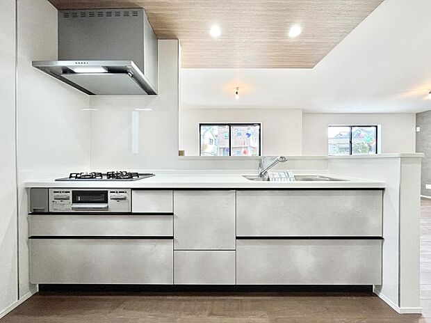 ◆1号棟◆〜Kitchen〜　広くて使いやすいキッチンなら家族でいっしょに料理をつくったり、後片付けも手間なくできちゃいます♪収納もたっぷりあるので、いつもすっきりと清潔な印象を保てます。