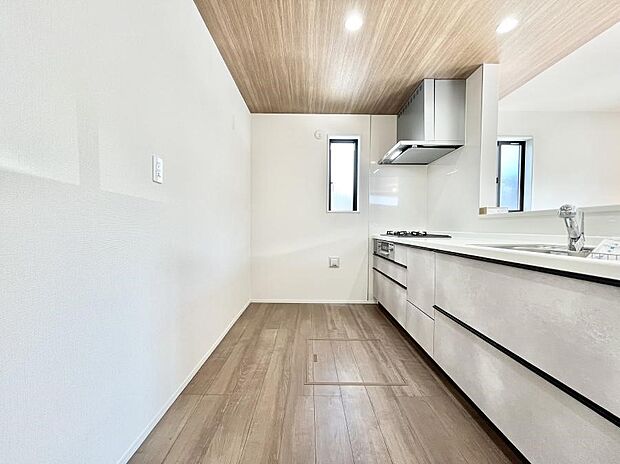 ◆1号棟◆〜Kitchen〜　自然光が入る窓のあるキッチン☆毎日使う場所だからこそ、使い勝手を考慮しました。ゆったりとしたキッチンコーナーは質感豊かな仕上がりとなっております。