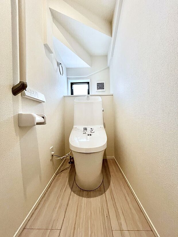 ◆1号棟◆〜Toilet〜　綺麗・スッキリ・快適なウォシュレット付トイレでくつろげる空間です。採光もあり明るく、快適空間となっております♪毎日使う場所だからこその配慮です！