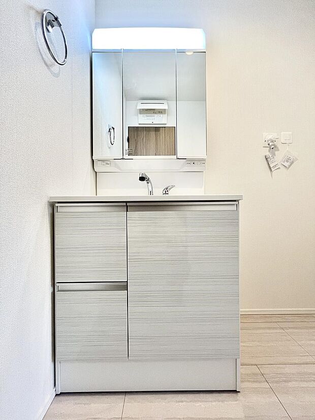 ◆1号棟◆〜Dressing Room〜　十分な大きさの洗面台は収納もさる事ながら、身だしなみチェックや歯磨きなど、朝の慌ただしい時間でもホテルライクなスペースで余裕とゆとりを感じて頂けます。