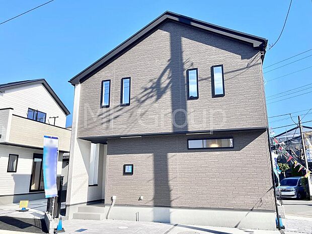 ◆1号棟◆〜Exterior〜  閑静な住宅地で子育て家族にピッタリ。  毎日のお散歩も快適な緑に恵まれたエリアで、自然に包まれた穏やかな暮らしを実現するための、ゆとりある住環境が整っています。