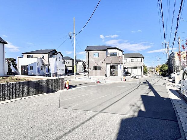 前面道路：東 6.57m 公道、南西 4.5m 私道前面道路は閑静な住宅地をはしる車通りの少ない道路。駐車の出し入れもらくらくです！ご不明点・現地見学のご希望は、お気軽にお問い合わせください！