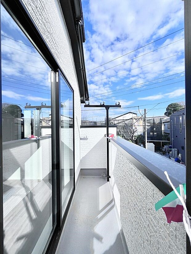 ◆1号棟◆〜Balcony〜  バルコニーは温かい陽がさしこみ、お布団や洗濯物を気持ちよく干すことができます。使いやすく開放的なバルコニーです♪陽ざしがたっぷり降り注ぐ、バルコニー付き住まい。  