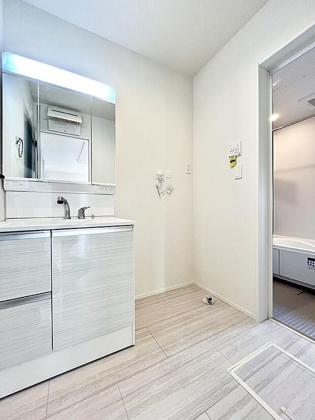 ◆1号棟◆〜Dressing Room〜  清潔感溢れる色合いで統一されていると、スッキリと整った印象をうけます。鏡の裏にはたっぷりと収納スペースを標準装備！水廻りは、シンプルかつ機能性を重視して。