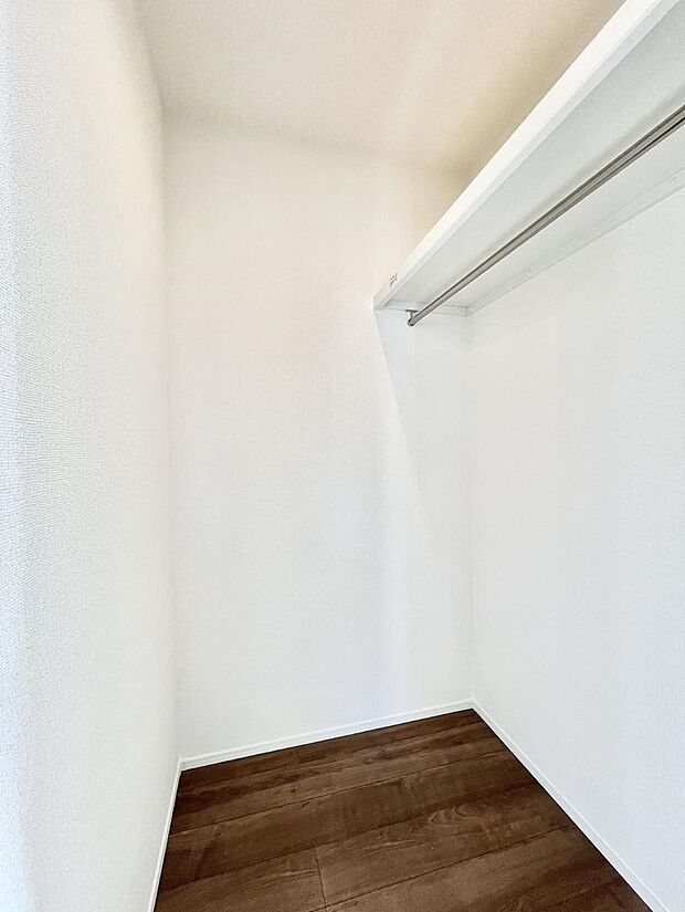 ◆1号棟◆〜Walk-in Closet〜　たくさんの洋服をかけてもシワになりにくいウォークインクローゼット。洋服以外にも、普段使わない家電やスーツケース、ストック品など何でも片付く嬉しい空間です。