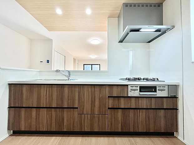 リビングを見渡せる人気のカウンターキッチン。 家族を見守りながら家事をすることができます。