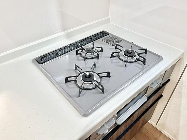 ガスコンロはＳｉセンサー搭載。火力調節や焦げ付き・消し忘れも防いでくれます。