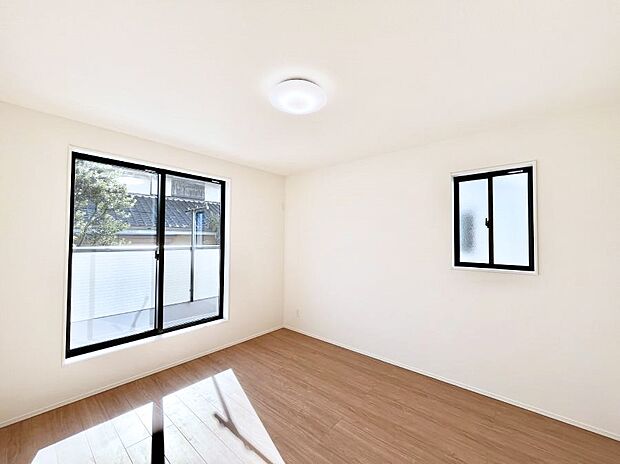 バルコニーが開放感をプラスしてくれる洋室  