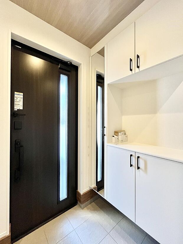 飾り棚を利用して、お越しいただくお客様をおもてなしできます。