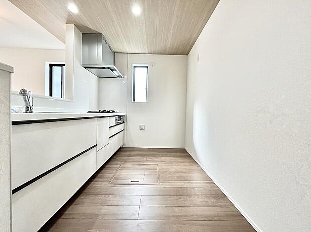 爽やかな風が通り抜けるキッチン。窓があるので明るく換気にも役立ちます。