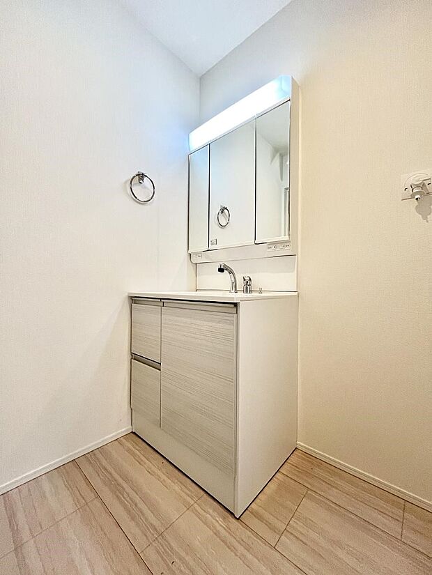 大きく見やすい三面鏡で清潔感ある洗面台は、身だしなみチェックや肌のお手入れにおすすめです。 