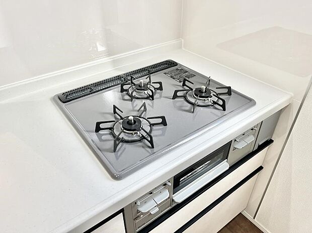 ガスコンロはＳｉセンサー搭載。火力調節や焦げ付き・消し忘れも防いでくれます。