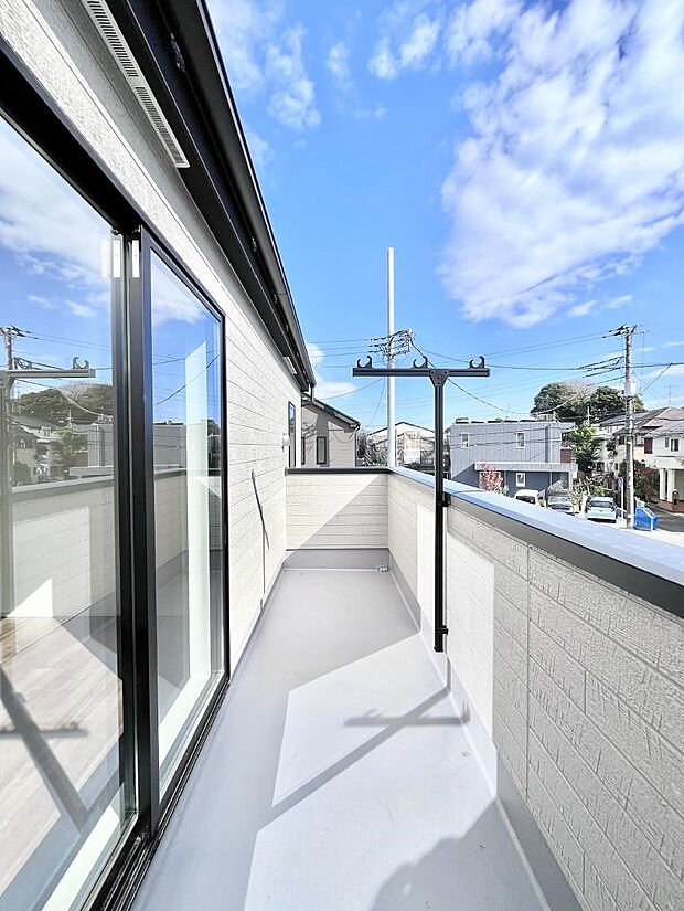 暖かな陽光が降り注ぐバルコニーはお洗濯におすすめ。爽やかな風も心地よいです。 