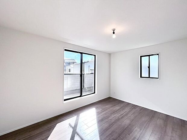 バルコニーが開放感をプラスしてくれる洋室  