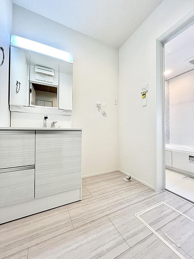 清潔感ある洗面化粧室で朝の身支度も快適