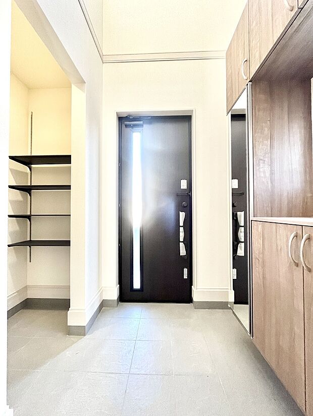 明るい玄関はお客様をお出迎えするのにぴったりです！ 