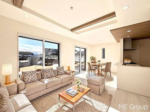 ご家族の賑やかな話し声で包まれる明るいリビング  ※家具はCGです