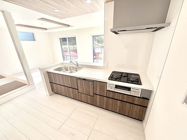 料理をしながらでもご家族との会話を楽しめる対面キッチン