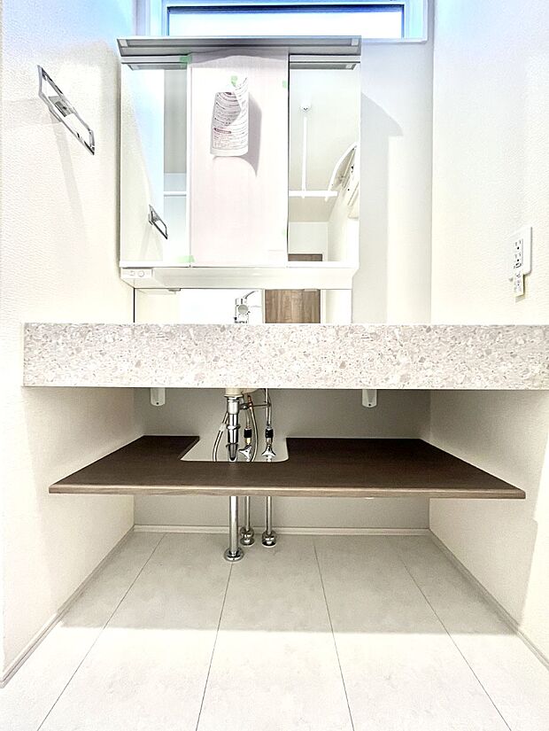 大きく見やすい三面鏡で清潔感ある洗面台は、身だしなみチェックや肌のお手入れにおすすめです。 