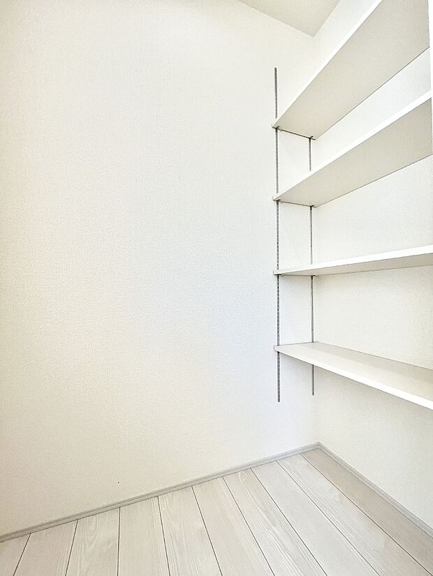 キッチンにはパントリー！食材のストックはもちろん、日用品の収納など使い方はいろいろ！