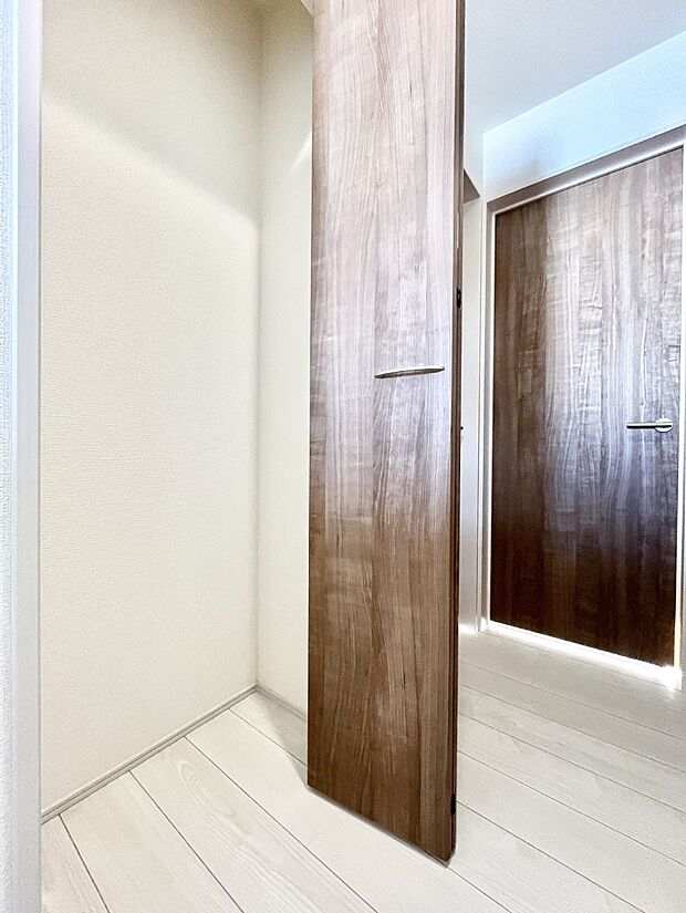 廊下収納。掃除道具や季節の小物を収納することができます。