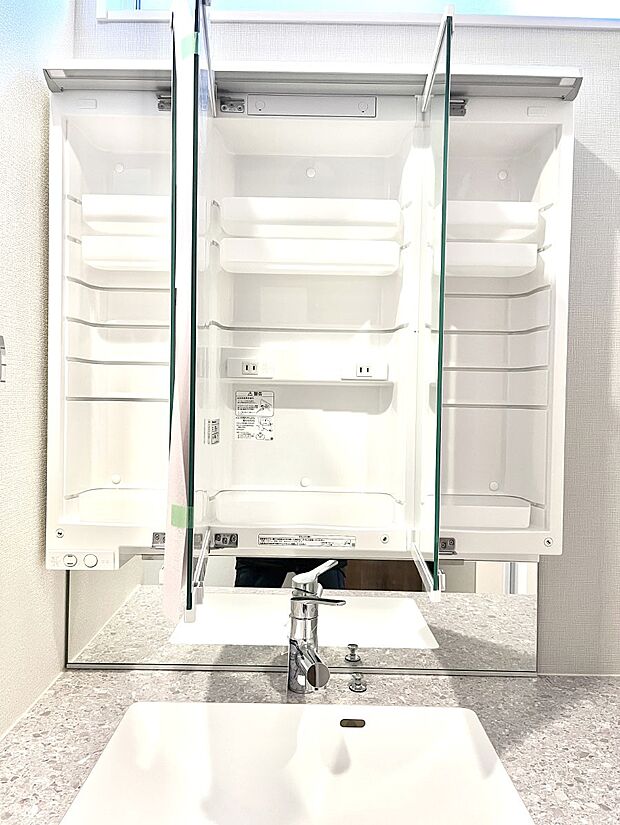 三面鏡の裏に、化粧品や衛生用品などを収納可能。洗面台をすっきりと保ちます！