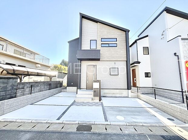 ◆2号棟◆〜Exterior〜　堂々たる趣ながら、主張し過ぎずどこか余裕を感じさせるシャープなフォルムで佇む邸宅は、晴天の空と照らし合わせる事で、本来あるべき完成形の姿を見せてくれます。