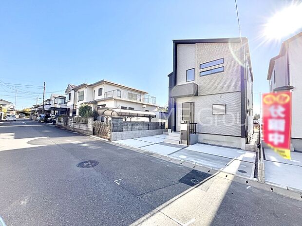 前面道路はきちんと整備されています  